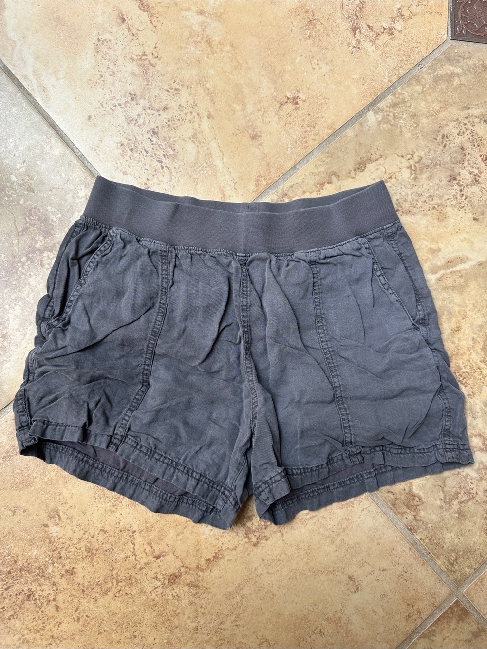 Faherty Linen Elastic-Waist Shorts in Charcoal